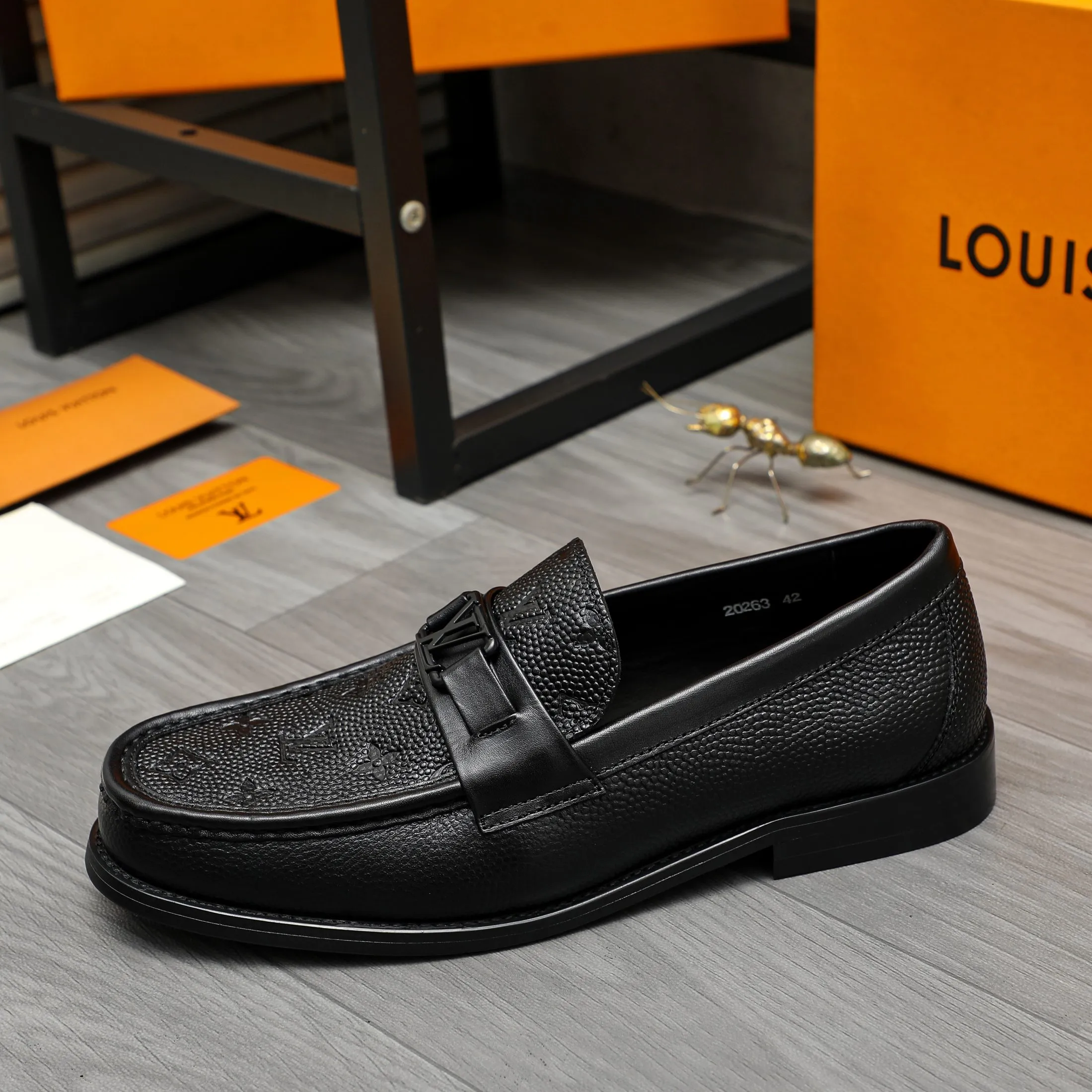 Men's shoes 💰420 Product trademark: LV "Louis Vuitton" business slip-on leather shoes Regular size: 38-45 (45 is custom-made and non-returnable) Product materials: Selected grain embossed cowhide upper, cowhide lining, original outsole